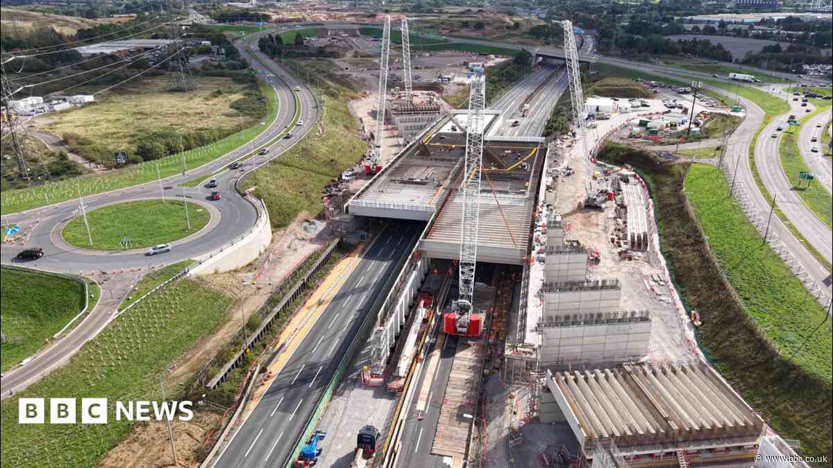 HS2 bridge lifts completed during motorway closure