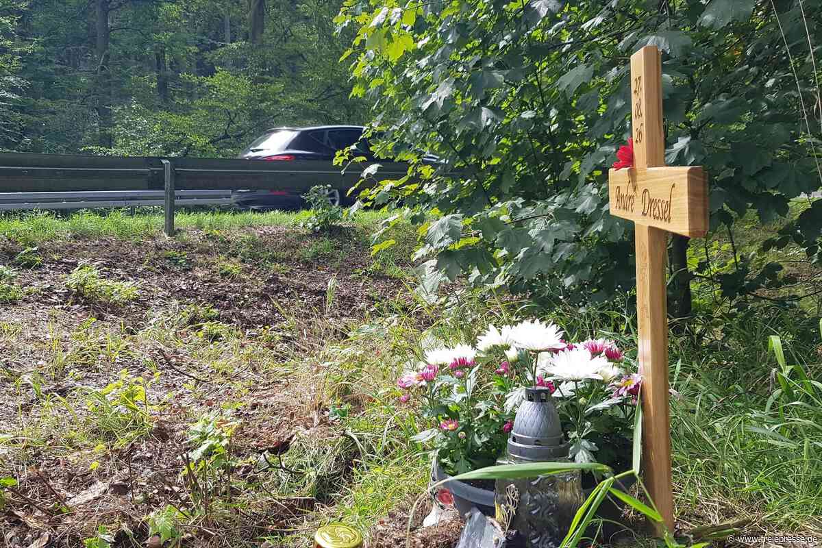 Kreuz am Straßenrand erinnert an tödlich verunglückten Motorradfahrer im Vogtland
