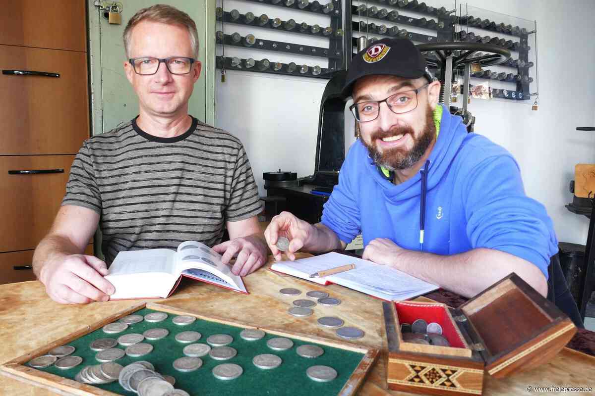 Silberschatz vom Dachboden: Zschopauer Numismatiker nehmen Münzfund unter die Lupe