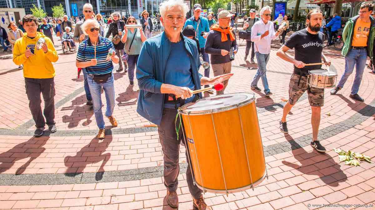 Feuershow und Gondeln: Wolfsburgs Innenstadt wird zur großen Bühne