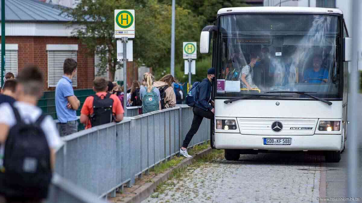 Vollbesetzter Schulbus rammt Auto in Rosenheim – Kinder unverletzt
