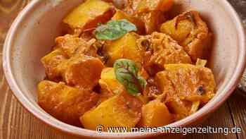 Dieses Kürbis Curry mit Kokosmilch, Ingwer und Kräutern wärmt von innen