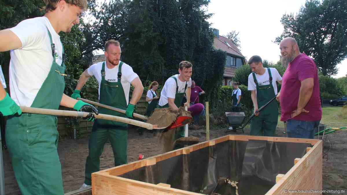 Stars des VfL Wolfsburg durchwühlen Garten des Meiner Seniorenheims