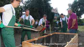 Stars des VfL Wolfsburg durchwühlen Garten des Meiner Seniorenheims