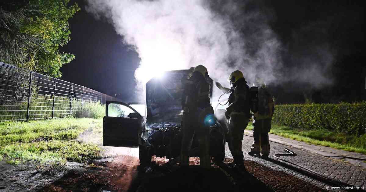 Auto vliegt tijdens het rijden in brand in Breda
