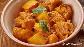 Dieses Kürbis Curry mit Kokosmilch, Ingwer und Kräutern wärmt von innen