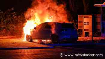 Auto crasht na politieachtervolging met 250 kilometer per uur in McDrive en vliegt in brand