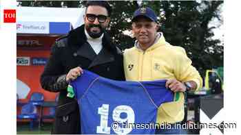 Dravid gifts jersey and note: Cricketer thanks Abhishek Bachchan