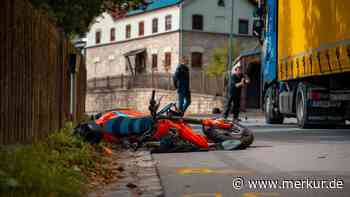 Motorradfahrer bei Frontalcrash mit Lkw schwerst verletzt – Lebensgefahr