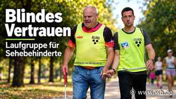 Blindes Vertrauen beim Walking im Park