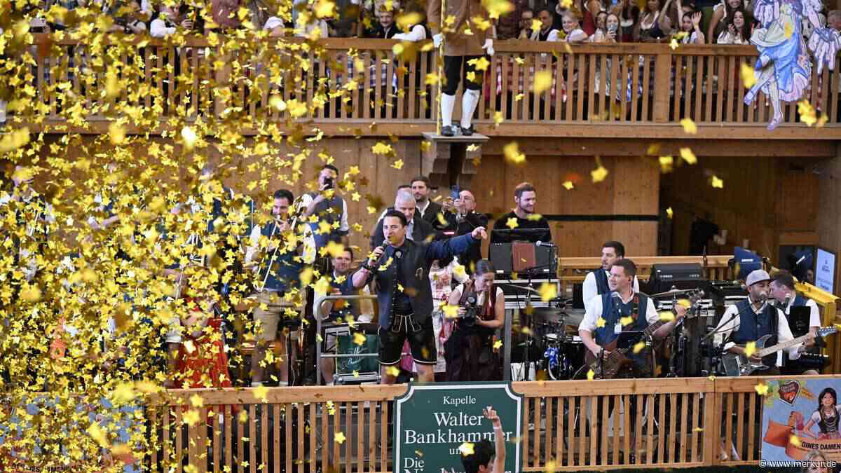 Auf Wiesn-Traditionsevent: A-Promi singt Mega-Hit auf der Bühne – Promis bei bester Laune