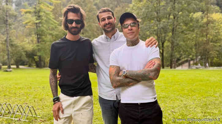 Fedez in montagna con la compagna Giulia Honegger e il piccolo Edoardo Lupo. E nelle foto spunta Leonardo Maria Del Vecchio