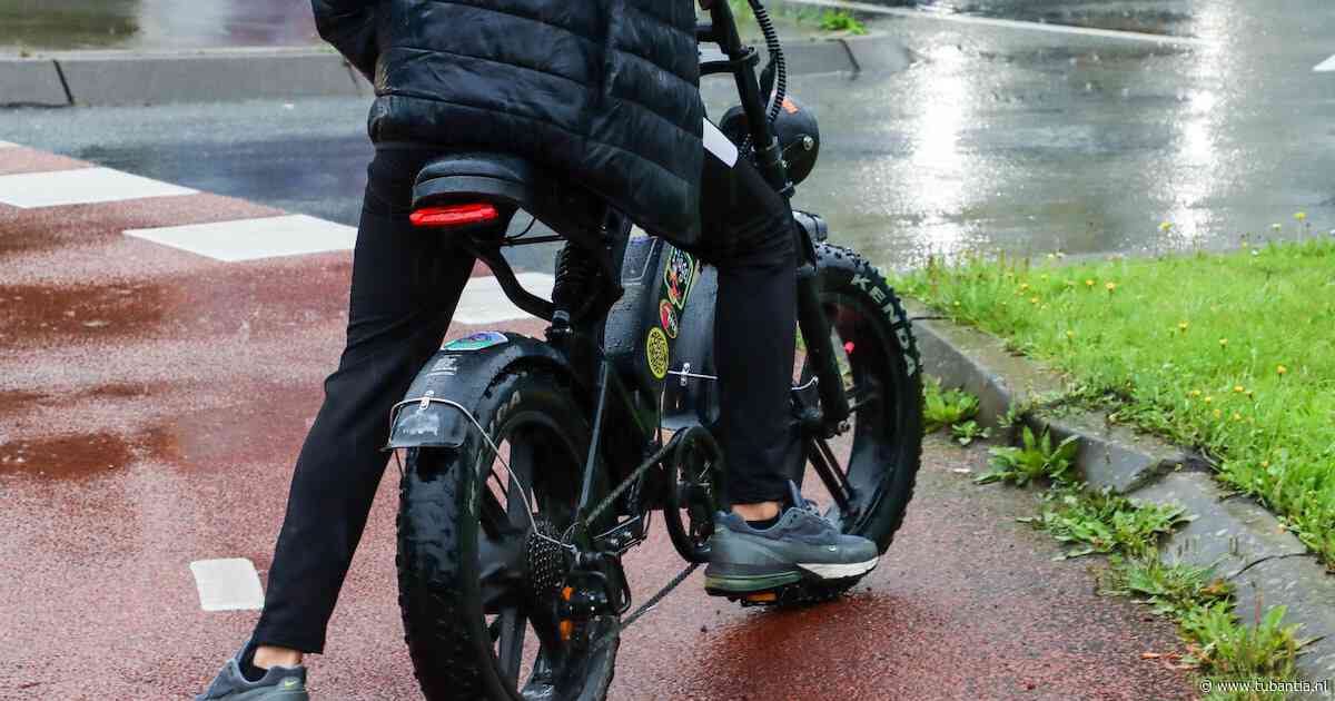 92-jarige fietser belandt in sloot na botsing met fatbike en moet met hoofdwond naar ziekenhuis