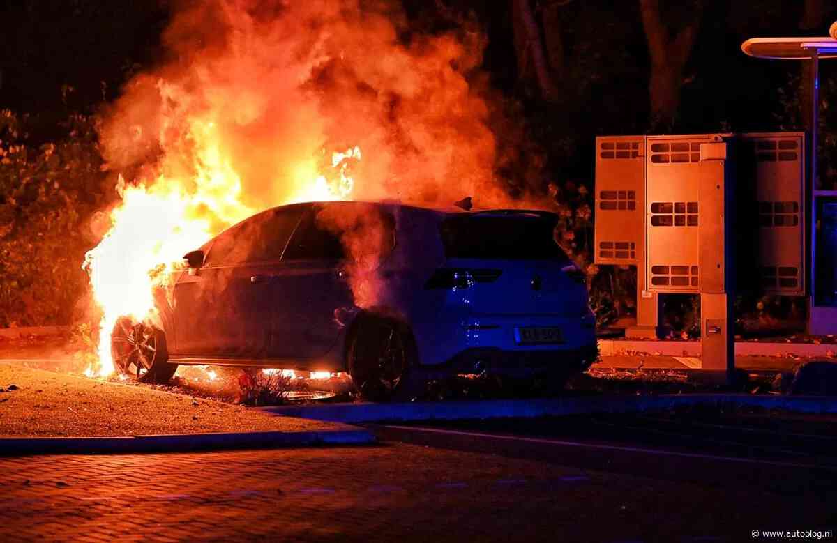 LOL: Golf GTI brandt uit na crash IN Brabantse McDrive!