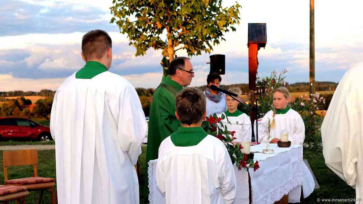 Über 150 Gläubige aus Schönberg und Neumarkt-St. Veit pilgern zum Kreuz nach Utzing