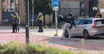 Politie zet deel Deurningerstraat in Enschede af, mogelijk wapen gezien bij conflict tussen twee personen