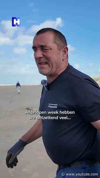 Gloednieuwe sneakers die aanspoelen op het strand