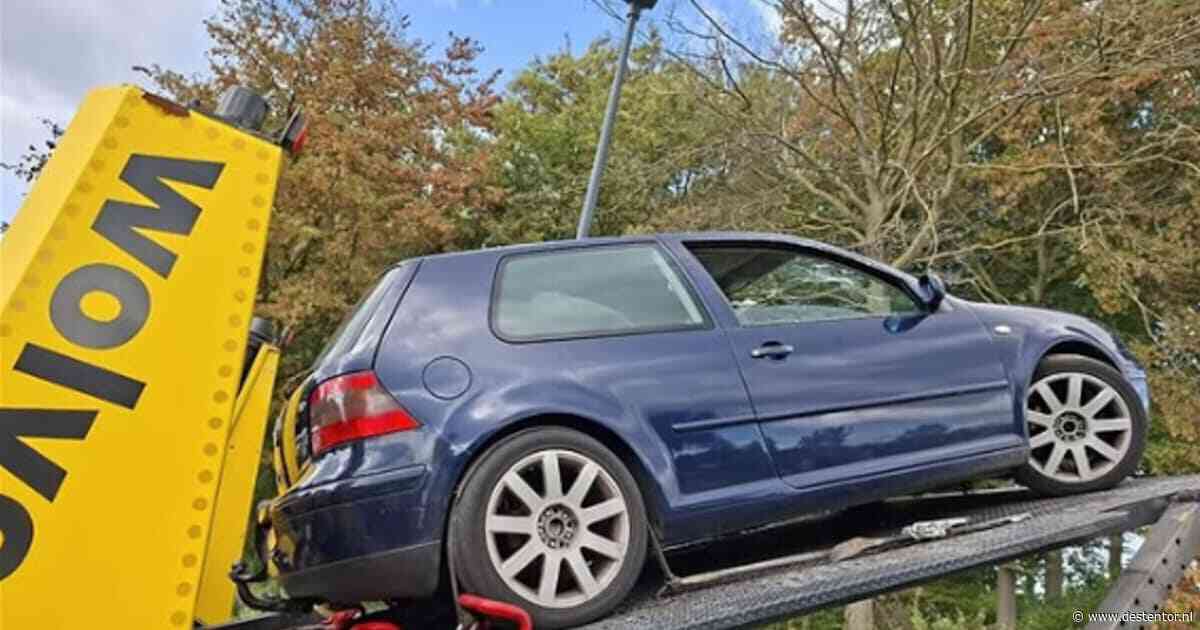 Politie heeft handen vol aan dronken man (29) die op het dak van een auto staat