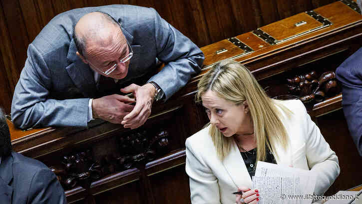 Tetto agli stranieri, Valditara ridimensiona Meloni: “Solo per chi non sa l’italiano”. E spostamenti solo se c’è posto