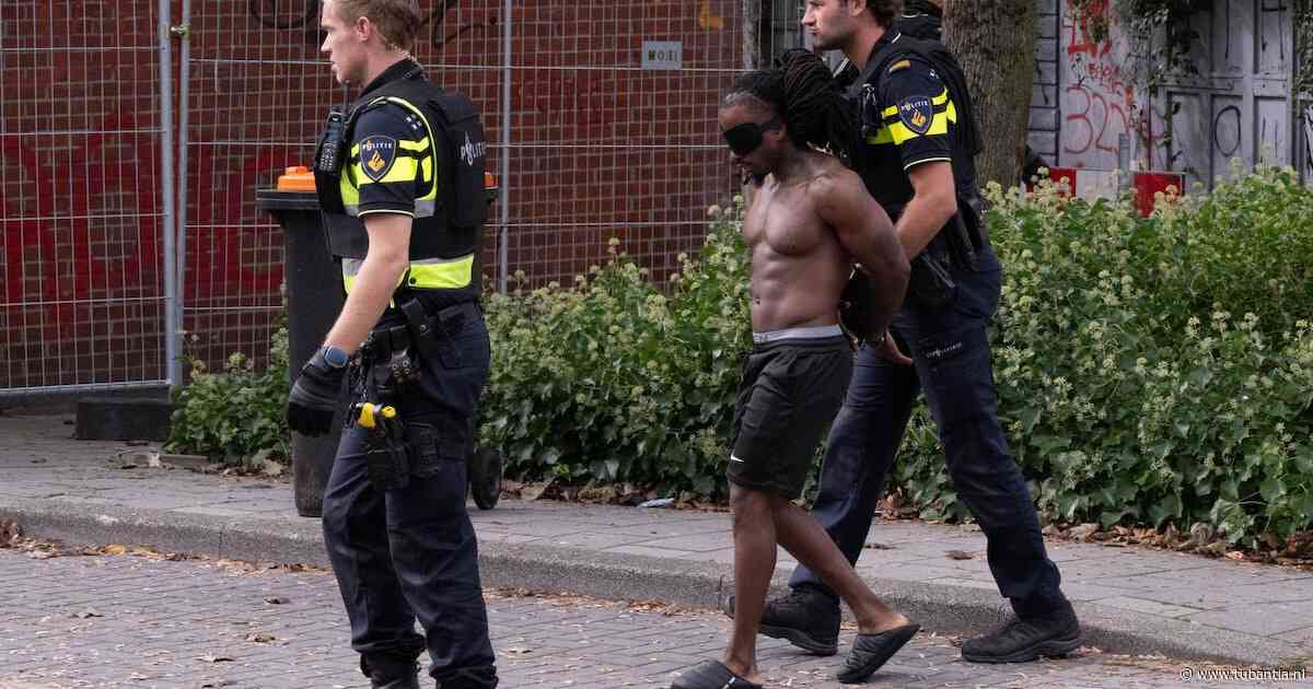 Inval in pand Enschede: vijf mensen naar buiten, één in de boeien geslagen