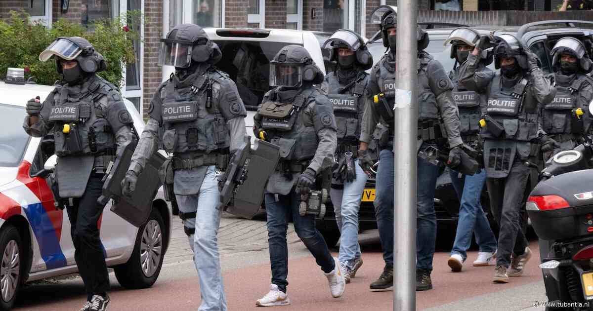 Inval in pand Enschede: zeker vijf mensen naar buiten, tien agenten naar binnen