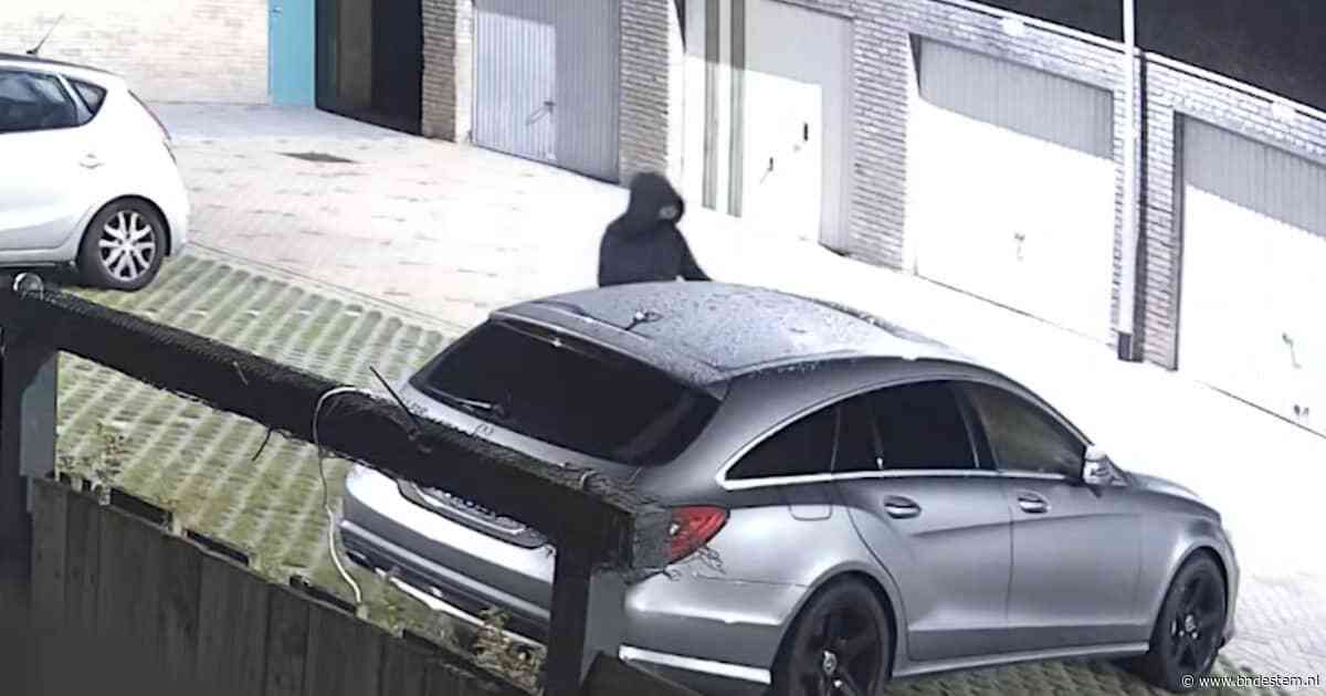 Politie zoekt verdachte die auto in brand stak in Roosendaal