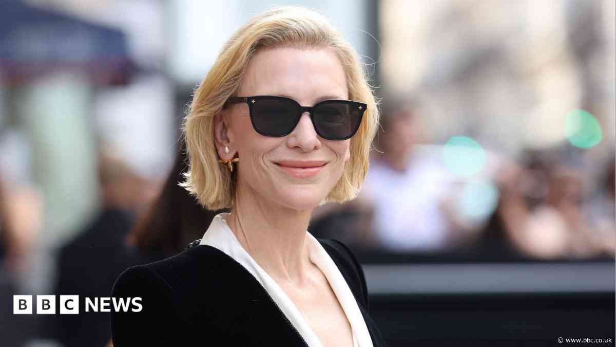 Cate Blanchett asks theatre audience to stop filming during show