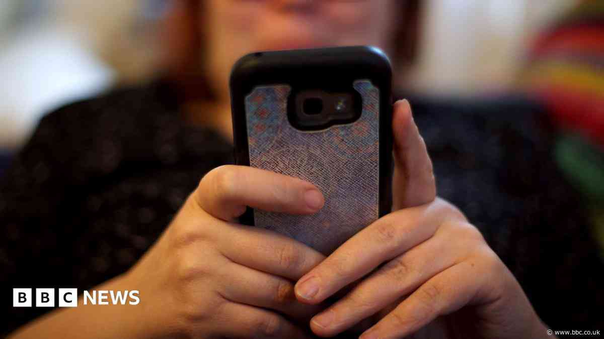 Fraudsters claim to be police in phone scam