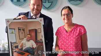 Graslebens Samtgemeindebürgermeister Gero Janze erhält besonderes Abschiedsgeschenk