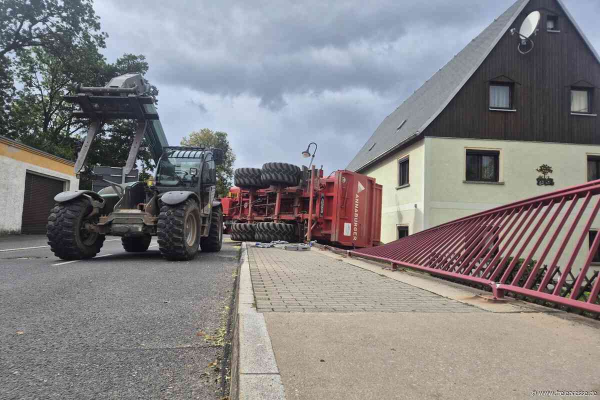 Niederbobritzsch: Anhänger mit Mais kippt um – und verfehlt Haus nur knapp