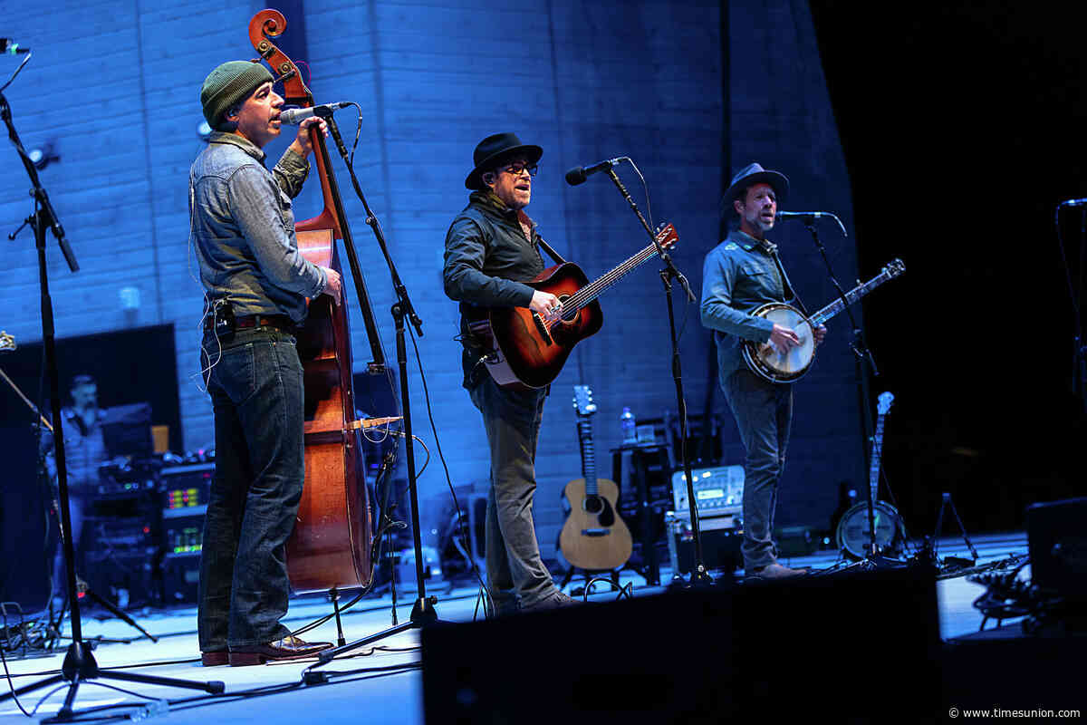 Sans Steve Martin, Steep Canyon Rangers bring evolving bluegrass sound back to Albany