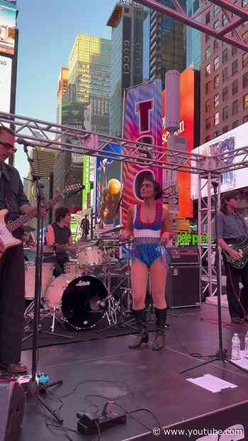 A big APPLAUSE to @NightTalks joining us at #TSQLive 🌟🎸#NYC #TimesSquare
