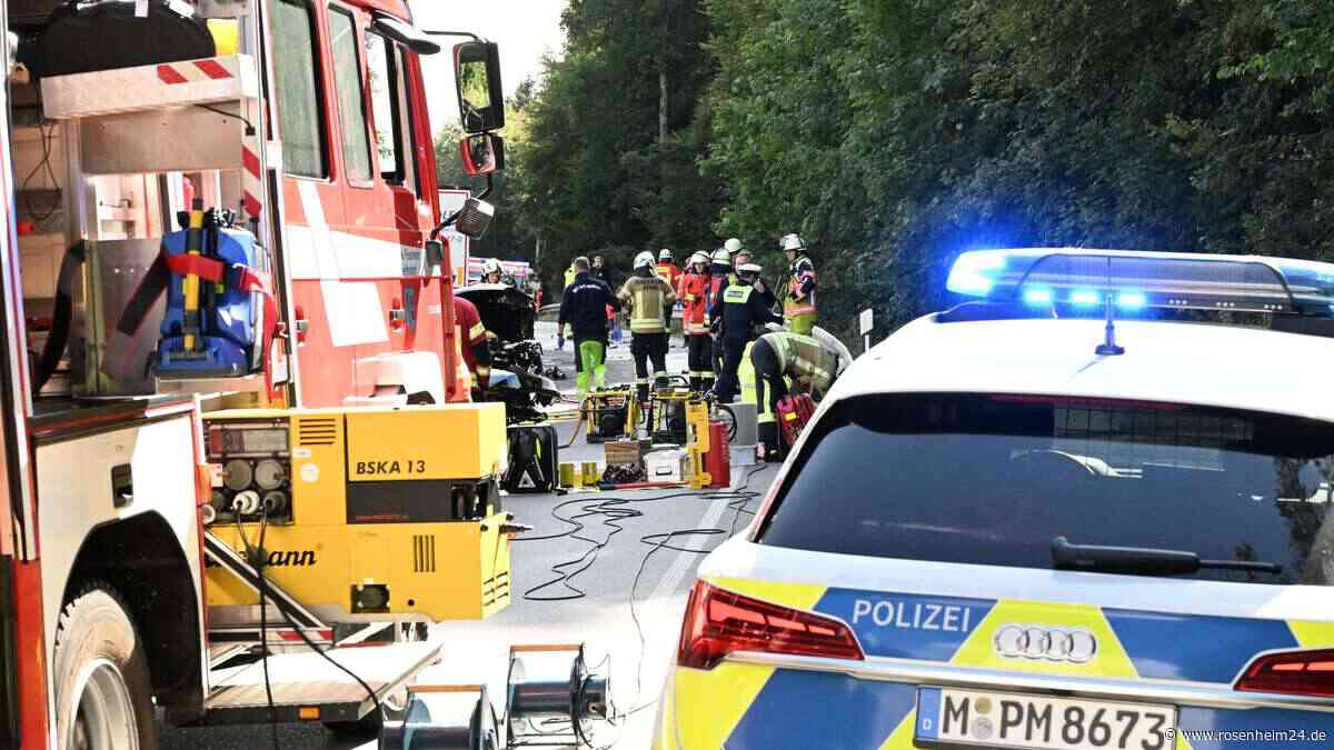 Schwerer Unfall auf Staatsstraße 2078: Sechs Personen verletzt – Straße bleibt weiter gesperrt