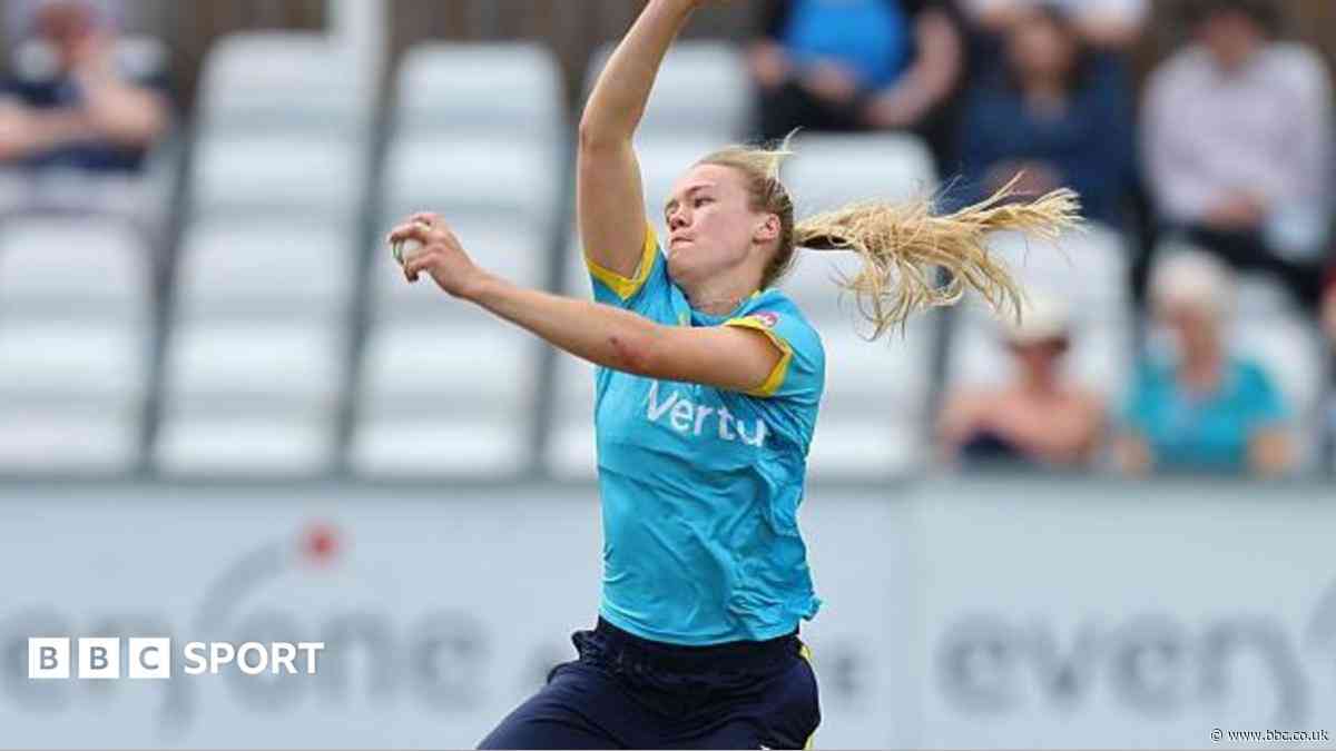 Surrey's Stonehouse joins Bears on two-year deal