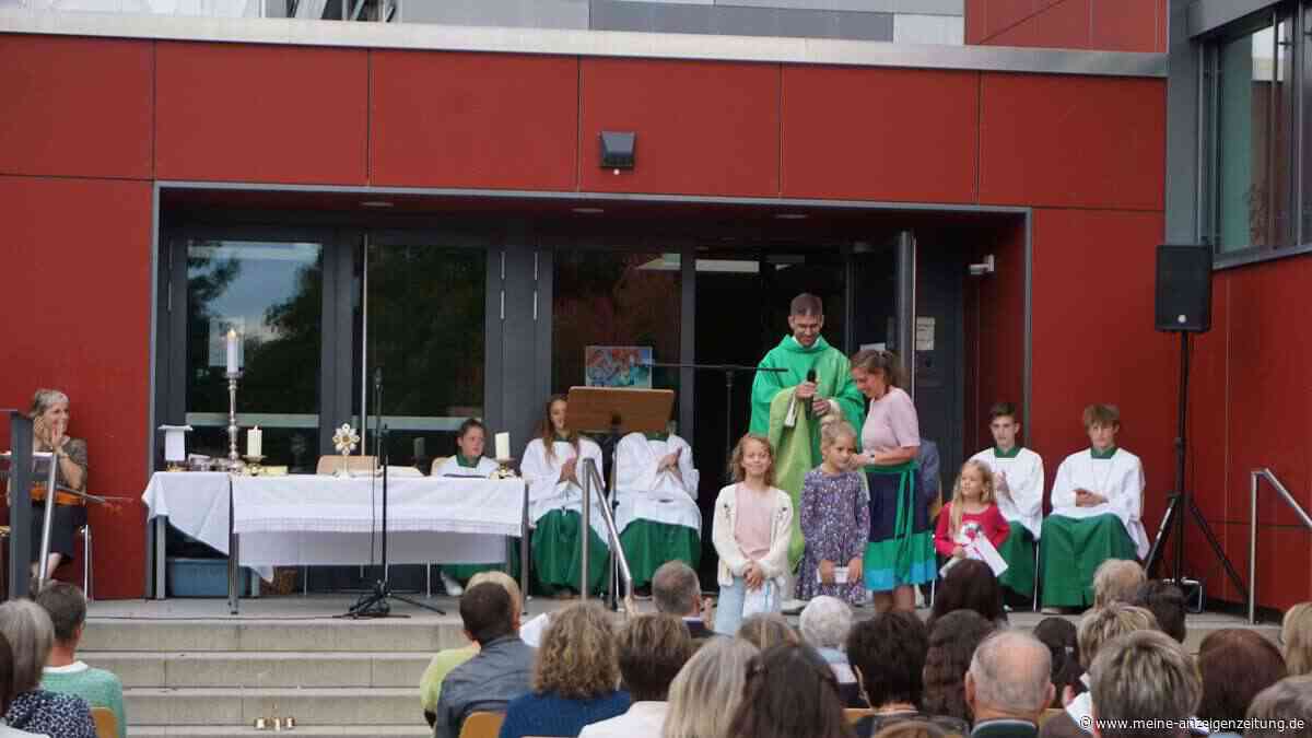 80 Besucher feiern Dekanatsgottesdienst auf dem Schulhof in Dorfen