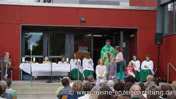 80 Besucher feiern Dekanatsgottesdienst auf dem Schulhof in Dorfen