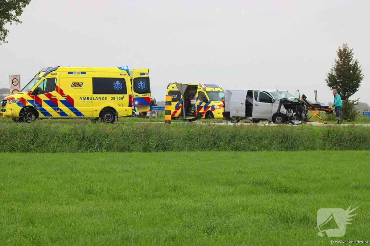 Bestelbus en taxibus met kinderen erin botsen op beruchte kruising bij Tollebeek, meerdere gewonden