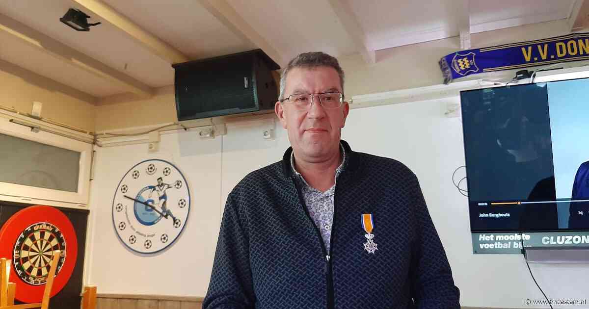 John (62) is onmisbaar bij Cluzona: ‘De spelers hoeven alleen hun kleren aan te doen, de rest is geregeld’