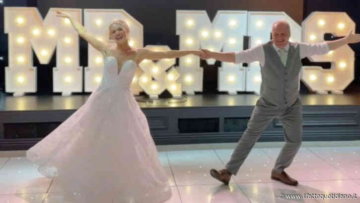“Il mio papà mi ha rubato la scena, ma è stato bellissimo”: insegna al padre, che vive a 240 chilometri da lei, la coreografia del ballo di nozze su FaceTime e il risultato è sorprendente