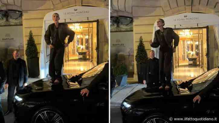 Céline Dion balla a piedi nudi sul cofano di un’auto a Parigi: l’esibizione a sorpresa con i fan – VIDEO