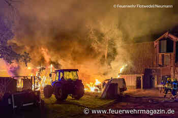 Feuer zerstört Scheune und Fahrzeuge