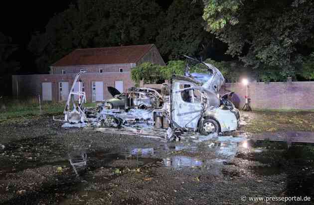 FFW Schiffdorf: Mehrere Fahrzeuge brennen lichterloh auf Friedhofsparkplatz