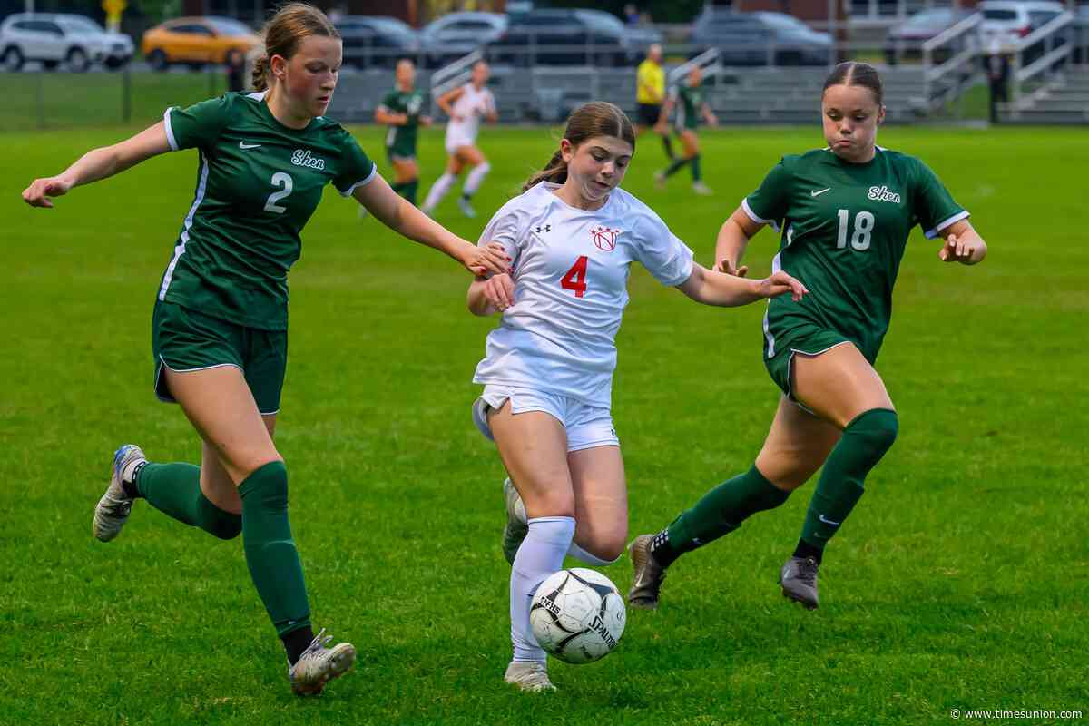 Young Niskayuna girls' soccer team treating early games as growing experience
