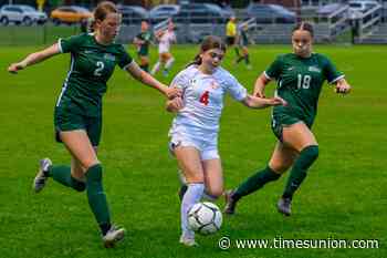 Young Niskayuna girls' soccer team treating early games as growing experience