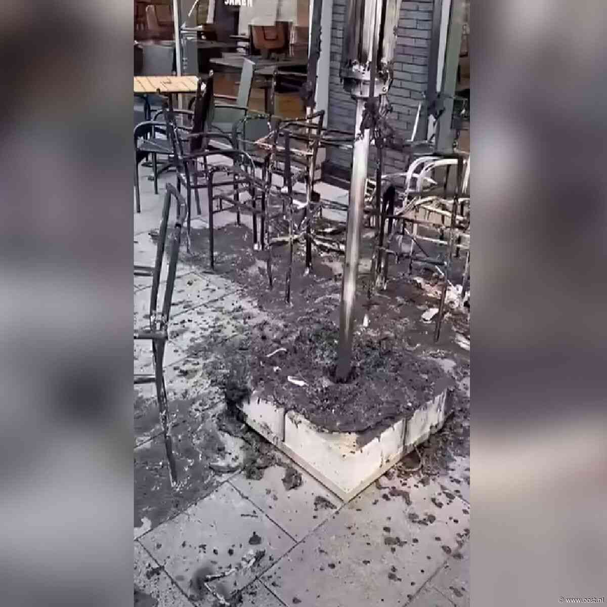'Nu hebben we een conflict!': Joint-rokende man steekt 's nachts parasol in brand
