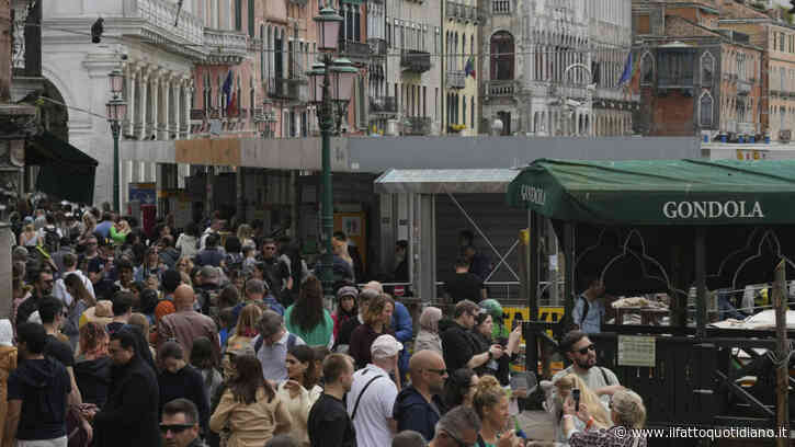 Venezia, scambiata per una borseggiatrice e malmenata per strada: “Ho urtato la mano di una turista e sono stata aggredita”