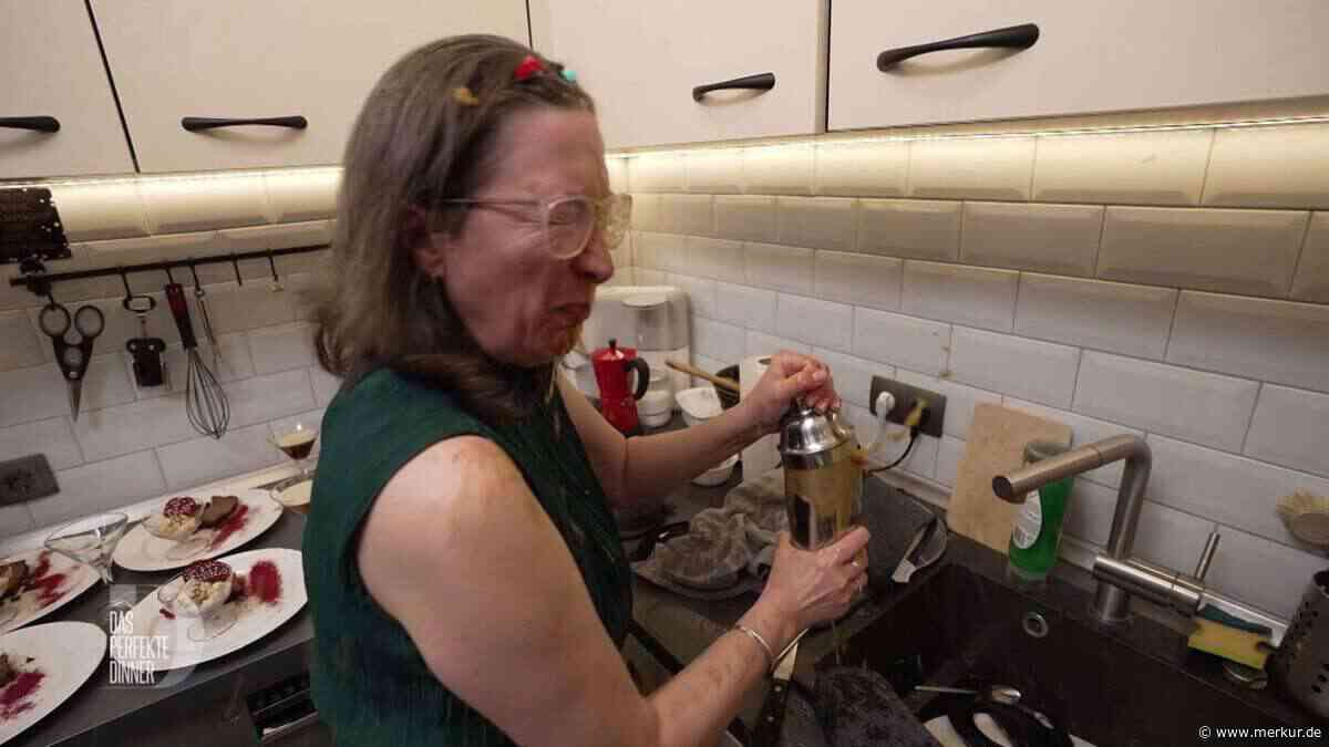 „Ich bin nicht nervös“, sagt „Dinner“-Gastgeberin Daniela - wenig später ist ihr Outfit ruiniert