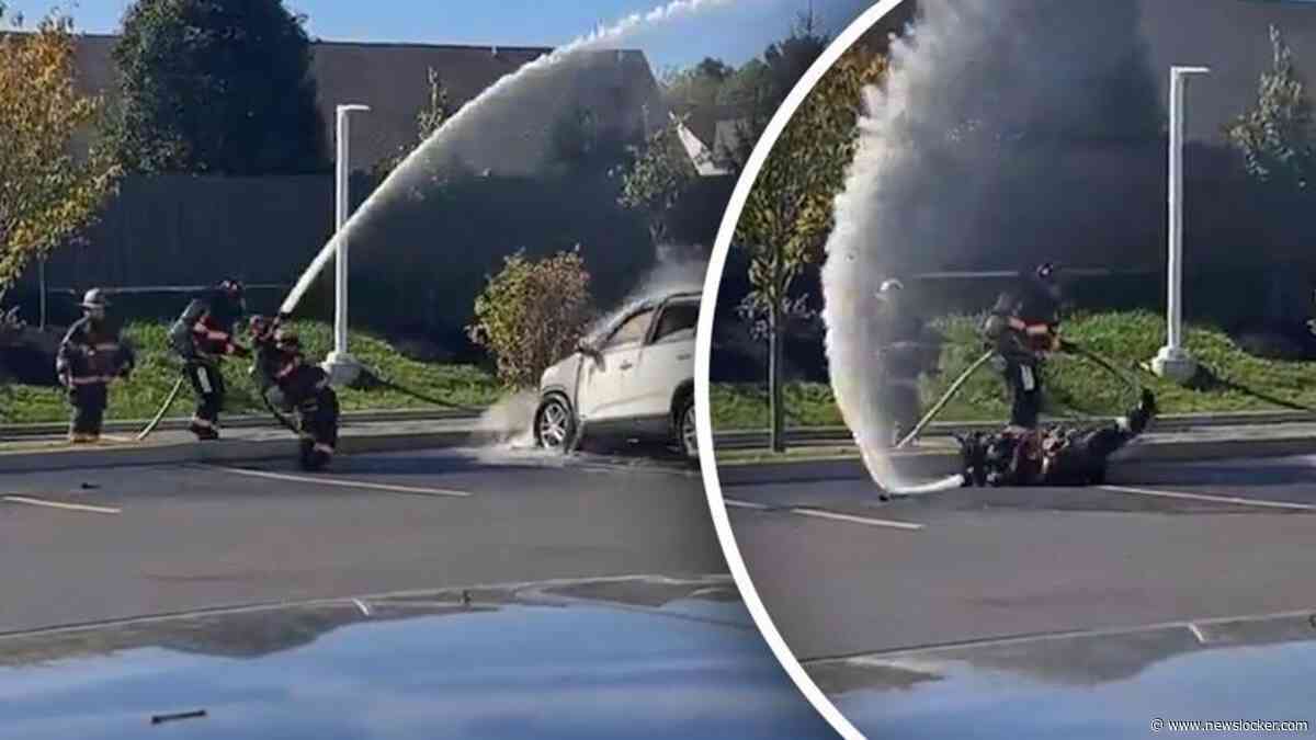 Op hol geslagen brandslang haalt brandweerman onderuit