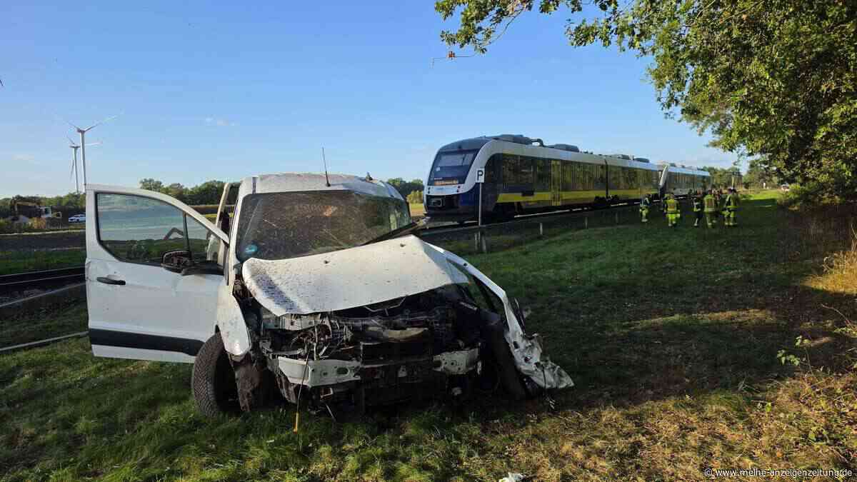 Schwerer Unfall am Bahnübergang bei Lohne: Transporter von Zug erfasst – Fahrer lebensgefährlich verletzt