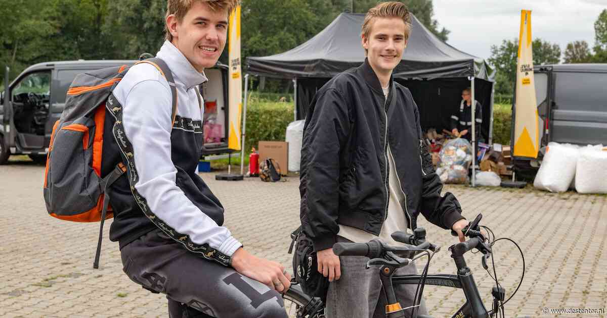 Een vrouw met Limburgs accent stapt uit de auto bij het inleverpunt voor vuurwerk: ‘Deventer was het dichtstbij’